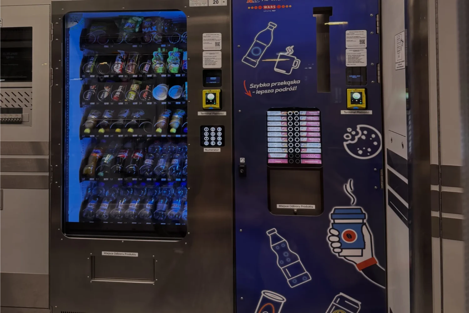 włączony Automat Vendingowy Q7E i Q7S w wagonie PKP Intercity wypełnione przekąskami