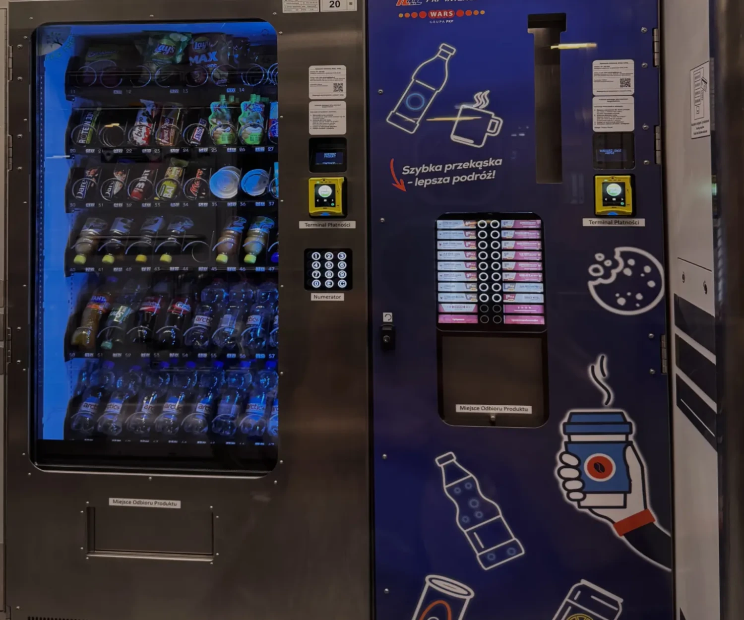 włączony Automat Vendingowy Q7E i Q7S w wagonie PKP Intercity wypełnione przekąskami