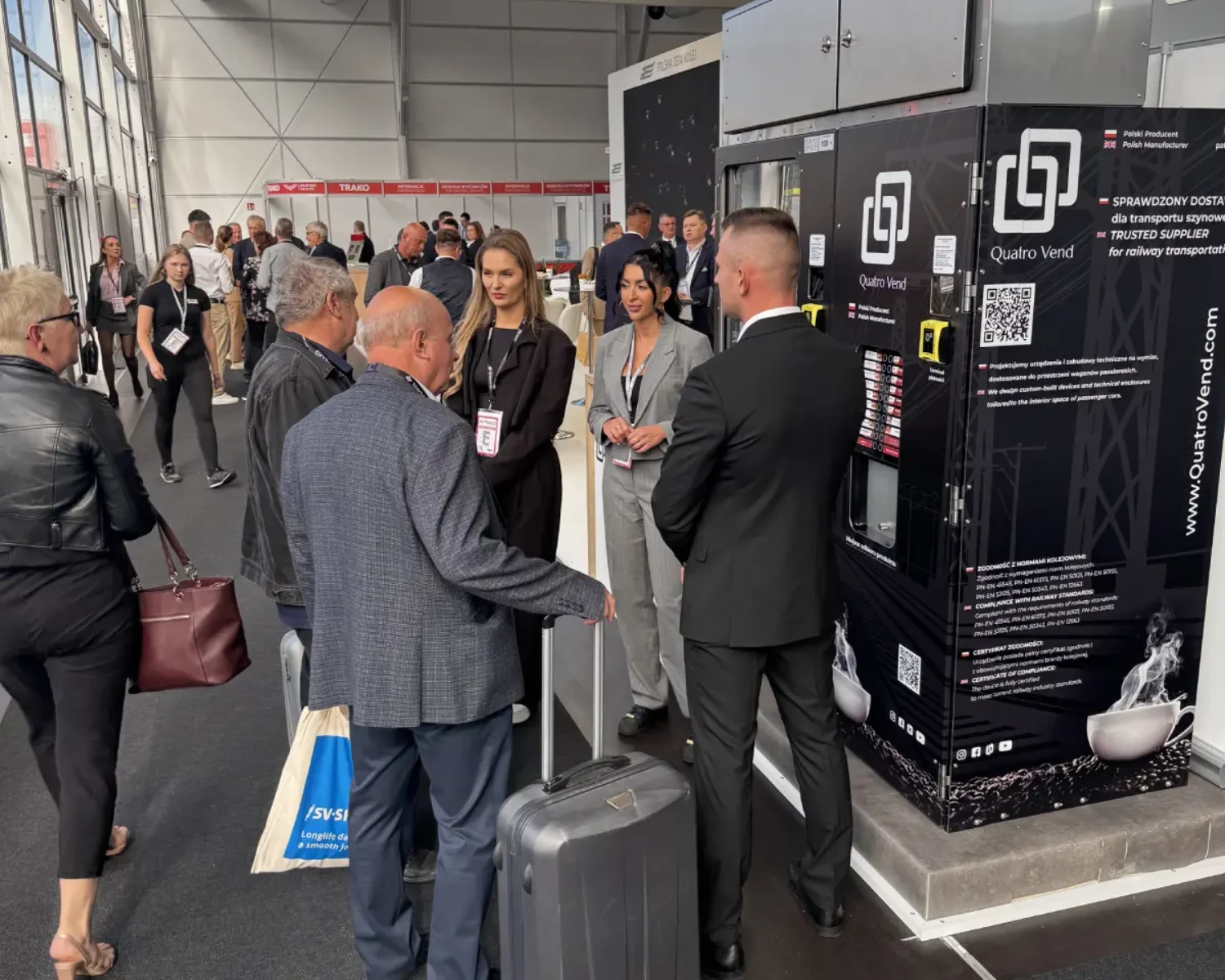 Czarny stacjonarny automat vendingowy Trako na stoisku Quatro Vend
