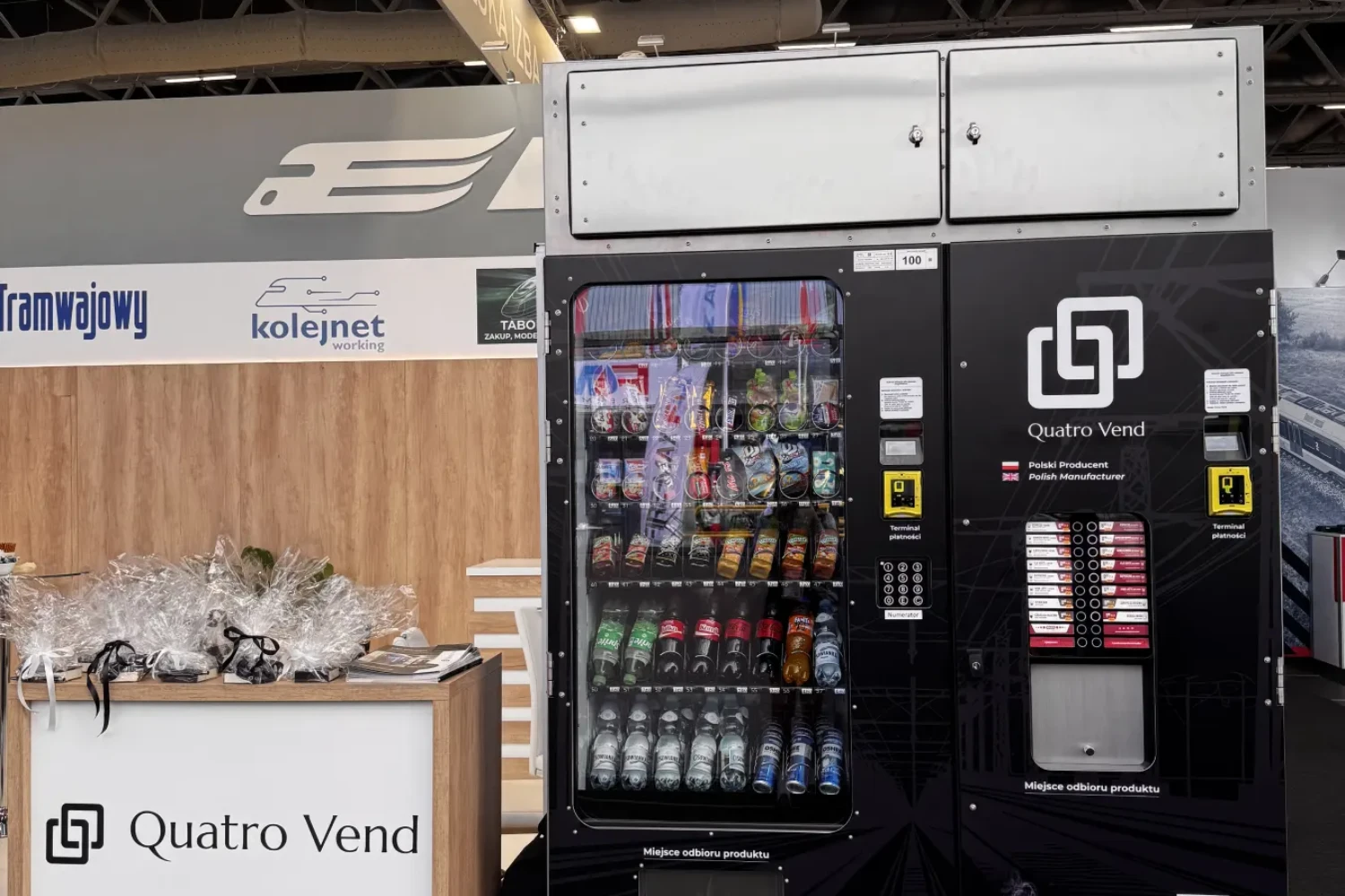 Czarny automat Quatro Vend Trako na stoisku partnerskim Elmark Automatyka.