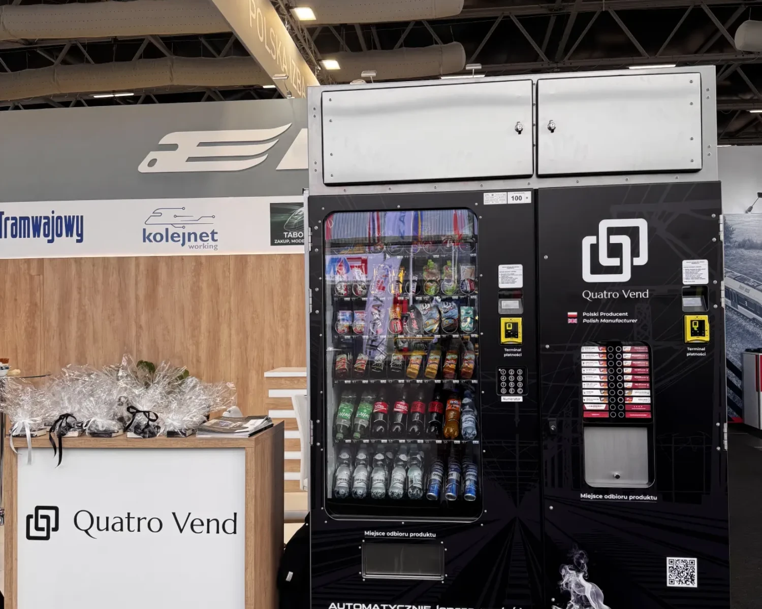Czarny automat Quatro Vend Trako na stoisku partnerskim Elmark Automatyka.