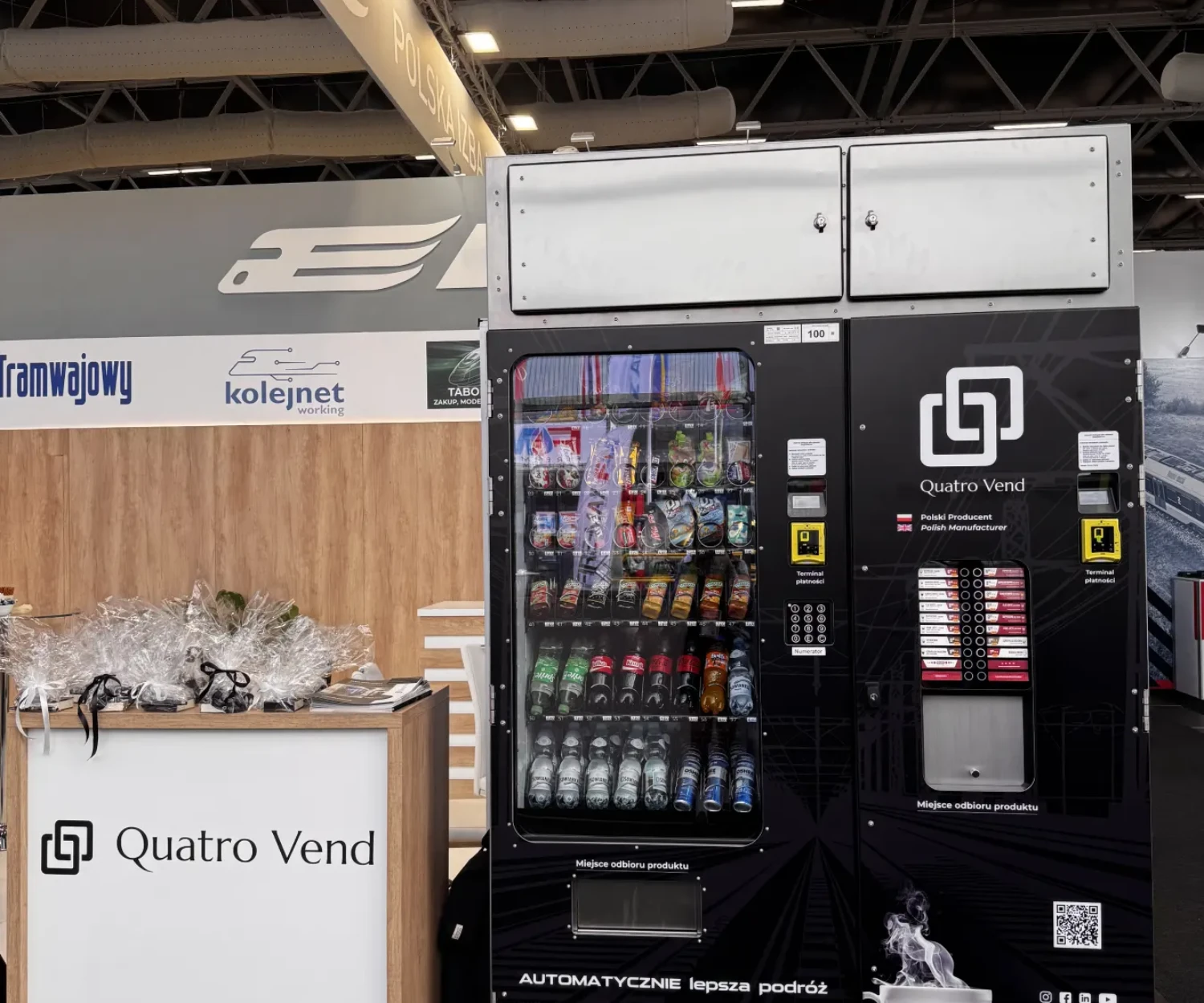 Czarny automat Quatro Vend Trako na stoisku partnerskim Elmark Automatyka.