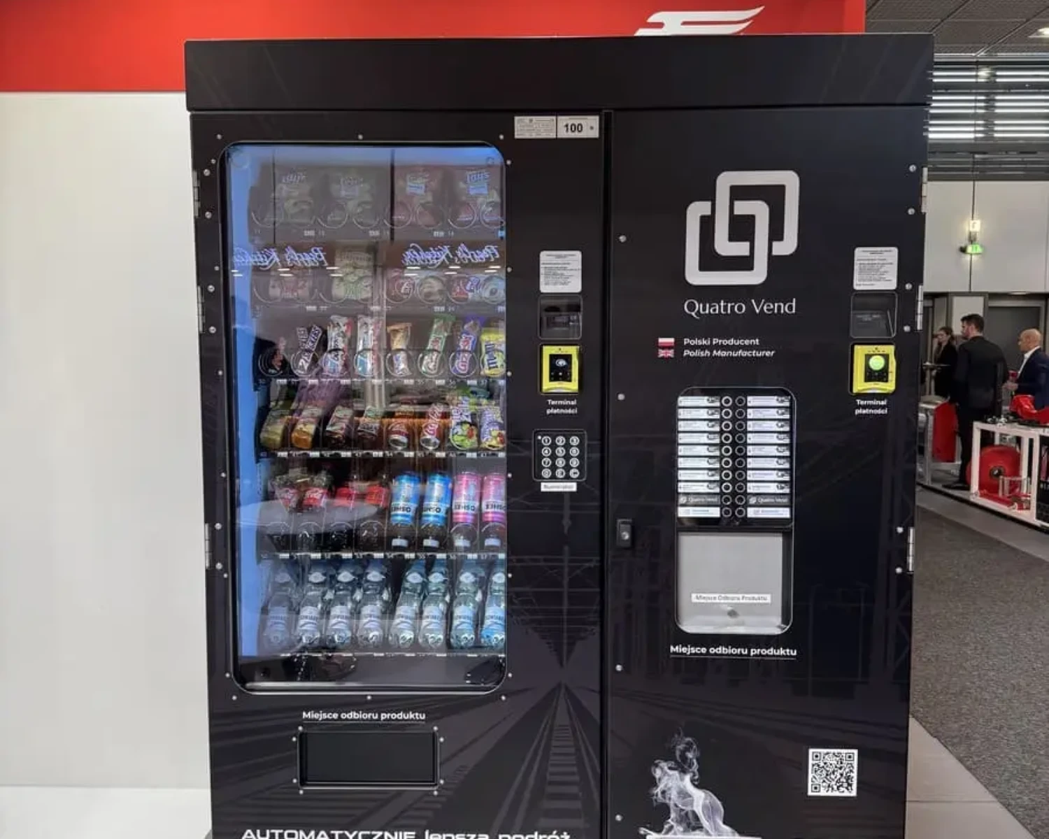 Czarny automat Quatro Vend z przekąskami, zimnymi napojami i modułem kawowym, widok z przodu