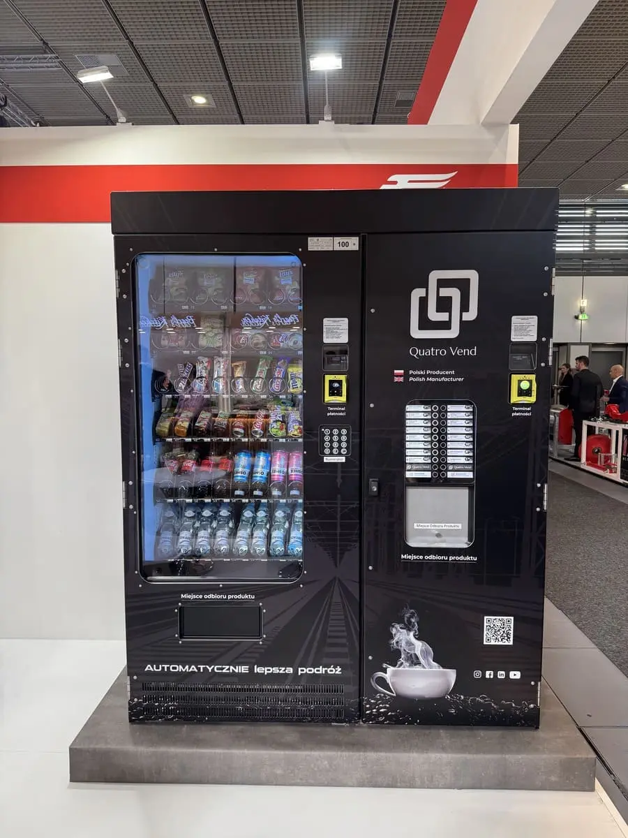 Czarny automat Quatro Vend z przekąskami, zimnymi napojami i modułem kawowym, widok z przodu