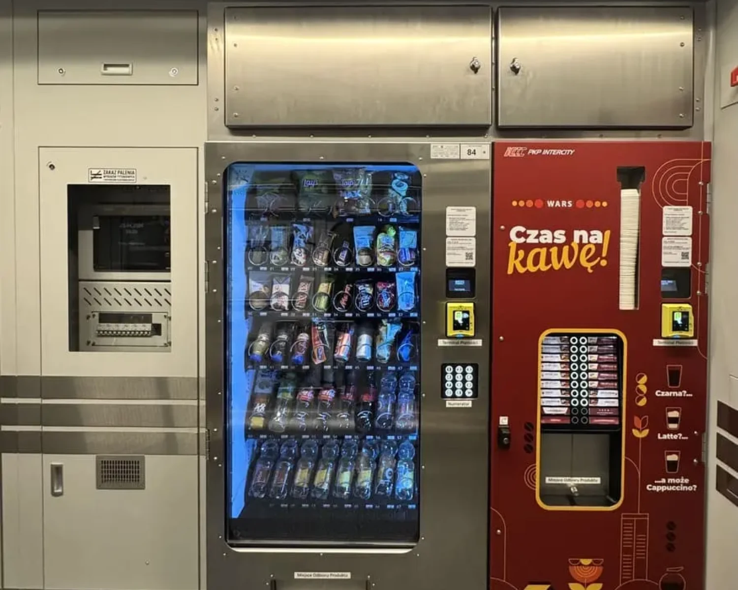 Automaty z przekąskami, napojami i kawą w zabudowie wagonu PKP Intercity
