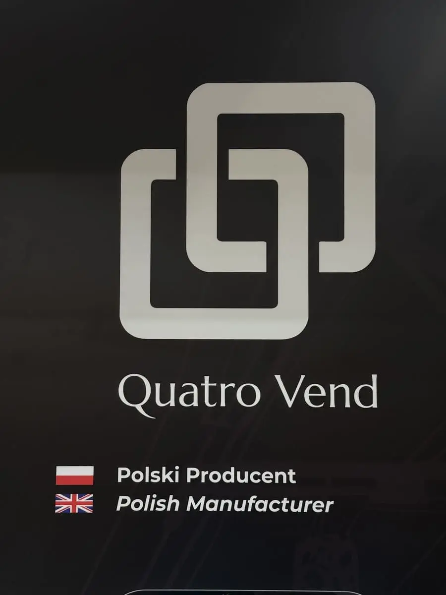 Logo Quatro Vend i napis Polski Producent na czarnej obudowie automatu